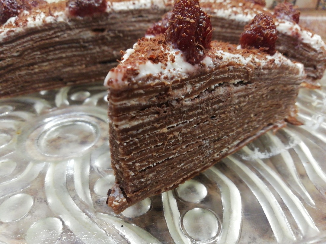 Блинный шоколадно-творожный торт