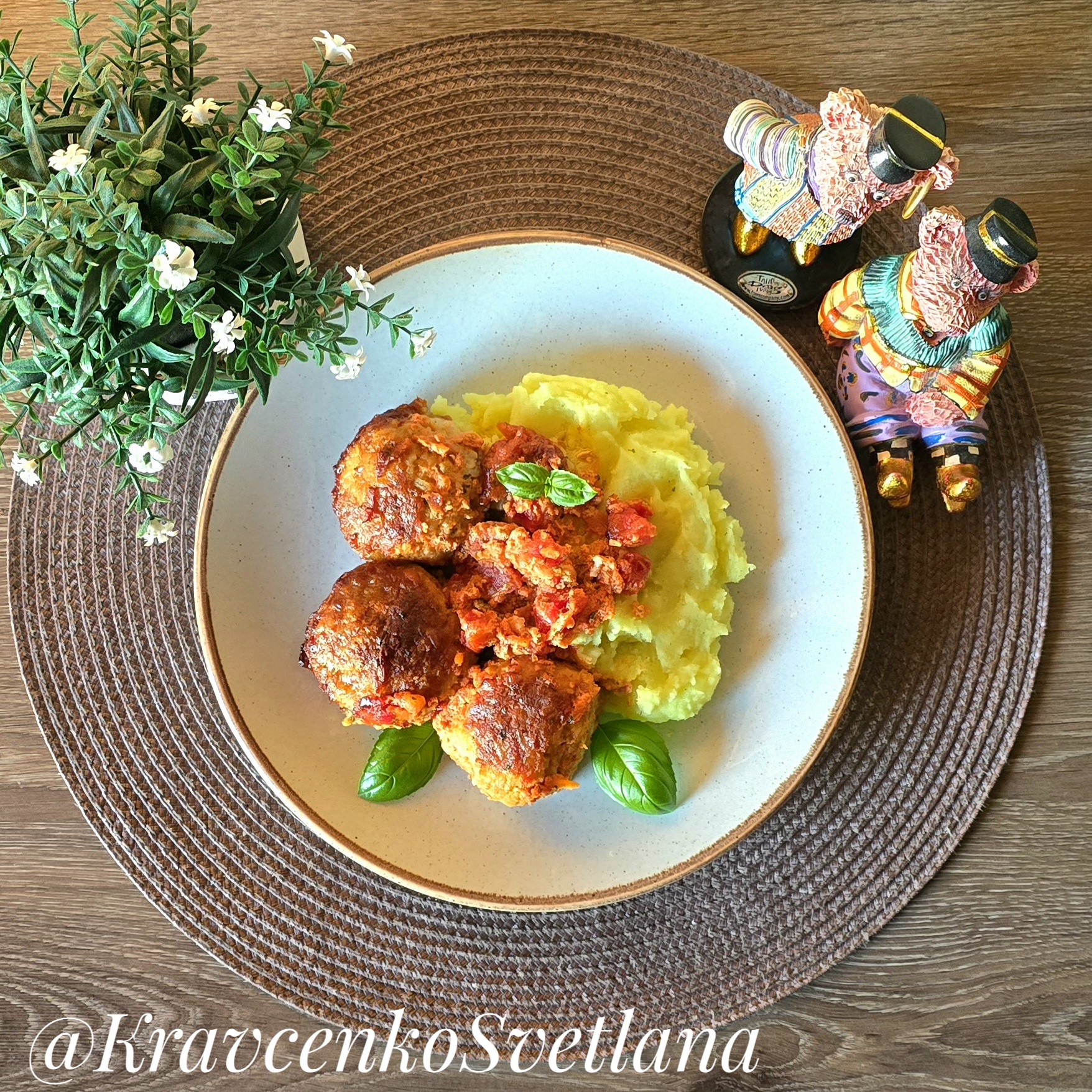 Тефтели с подливой, запеченные в духовке