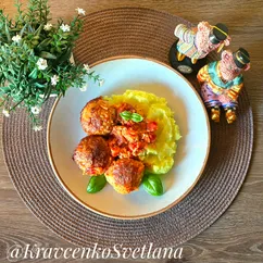 Тефтели с подливой, запеченные в духовке