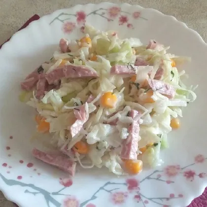 Салат капустный с колбасой и кукурузой