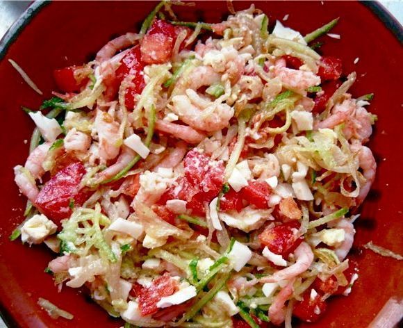 Салат с креветками и маринованным луком