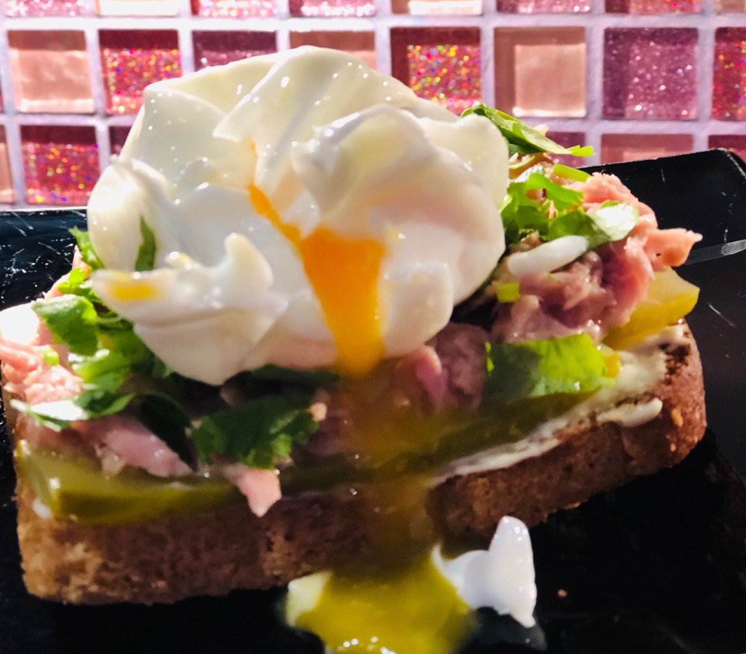 Бутерброд с тунцом и яйцом пашот 🥪