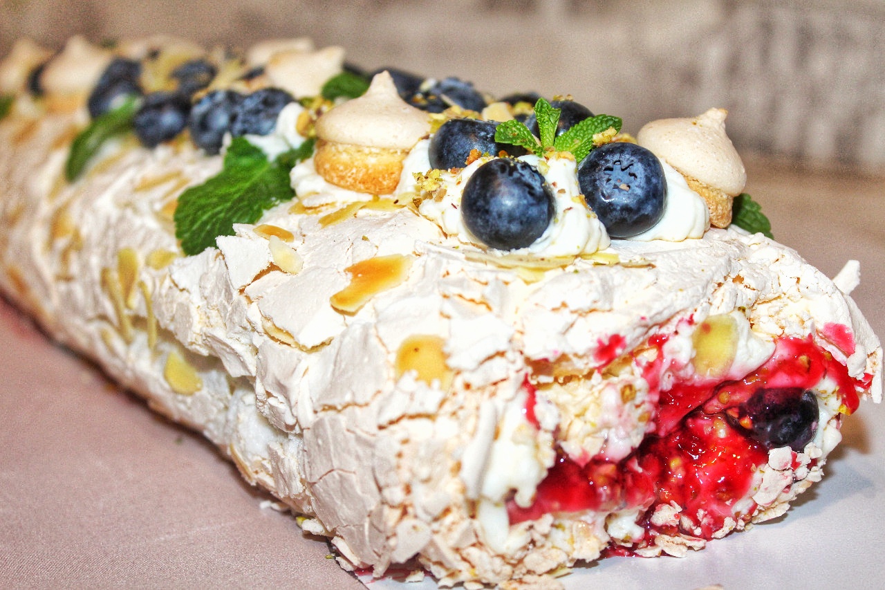 Меренговый рулет #премиядесерты #меренговыйрулет