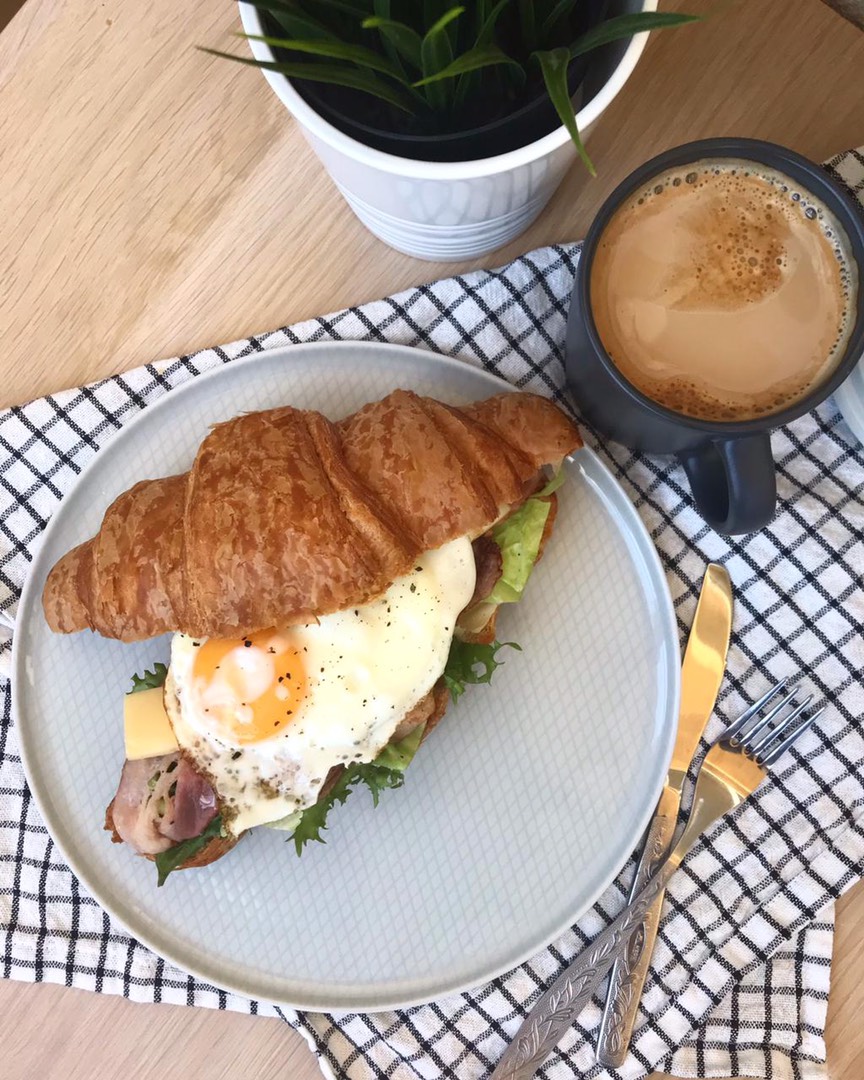 Завтрак: сливочный круассан с беконом и яйцом