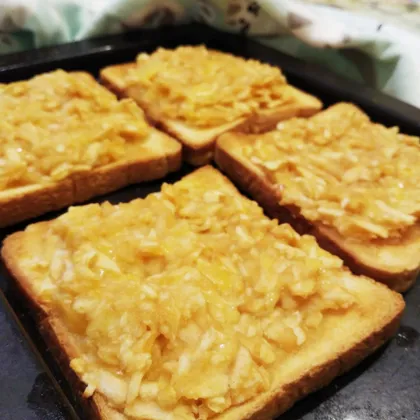 Запеченные тосты с яблоками,  медом и сыром