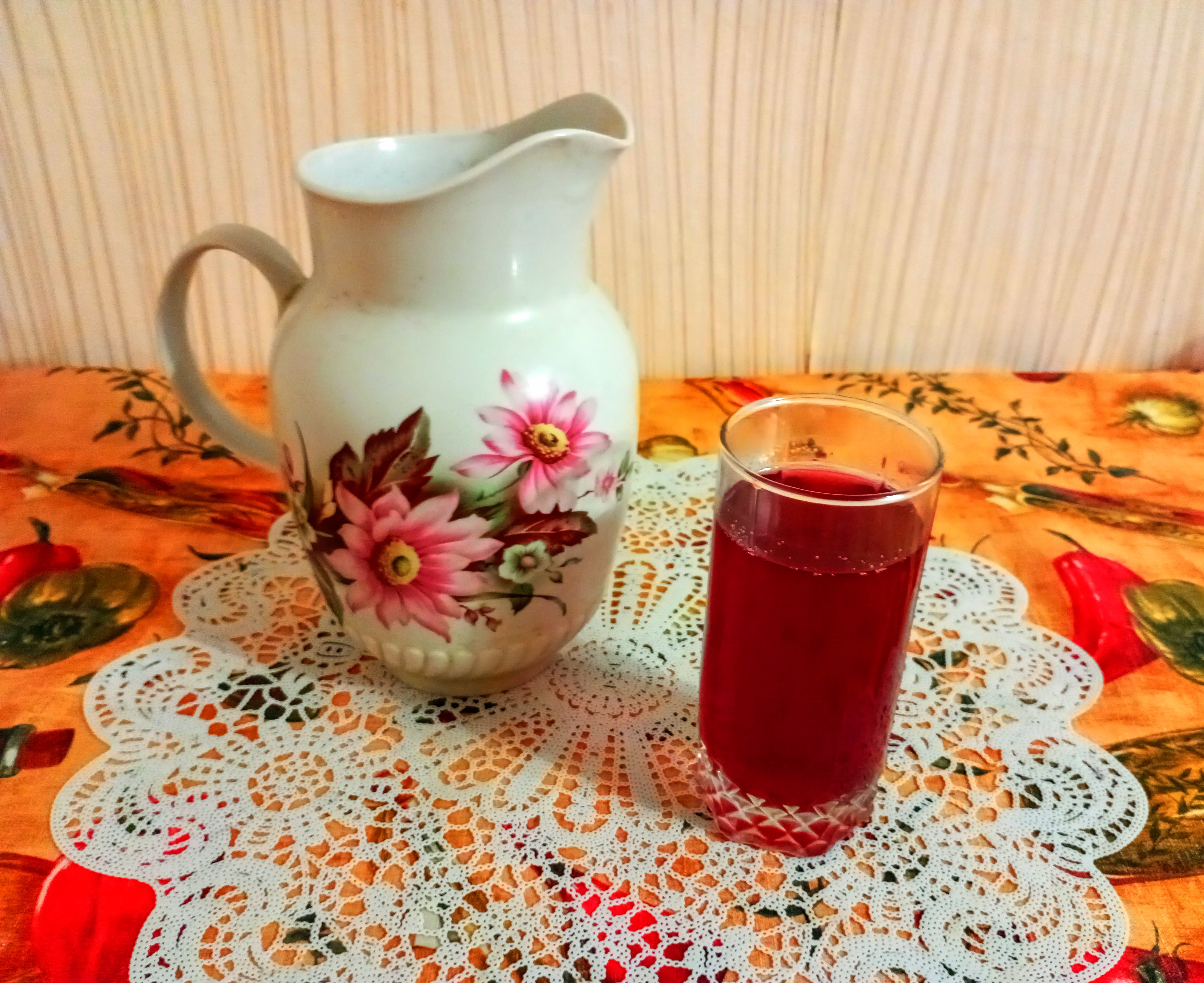Компот из яблок, черной смородины и брусники