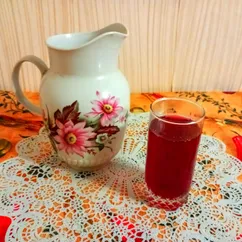 Компот из яблок, черной смородины и брусники