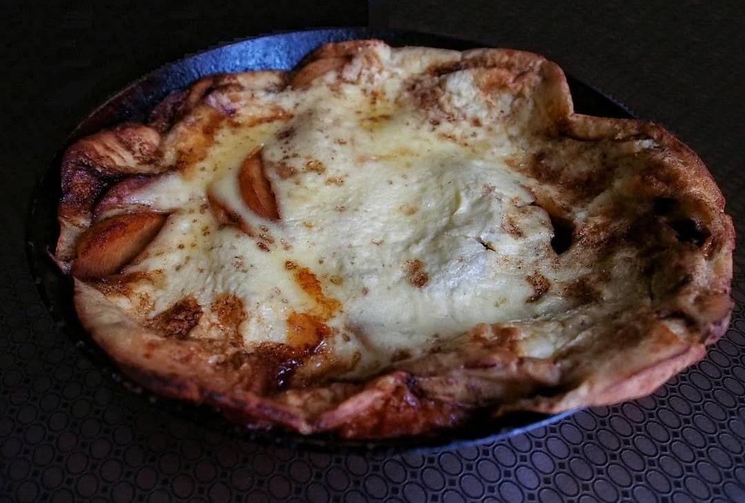 Dutch baby или омлет по-голландски с карамелизированными яблокам