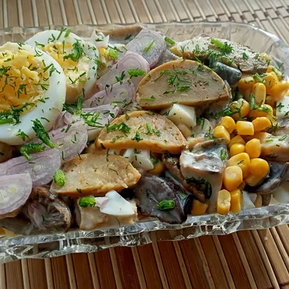 Салат с маринованными грибами, кукурузой и яйцом