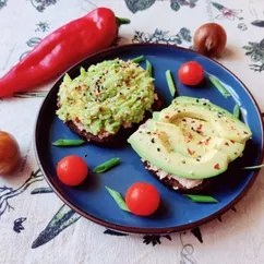 Бутерброды с икрой трески и авокадо 🥑