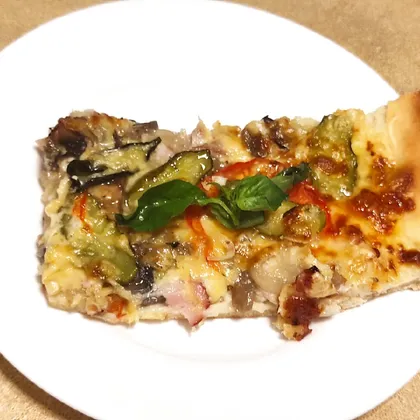 Пицца с курицей, грибами и беконом в сливочном соусе