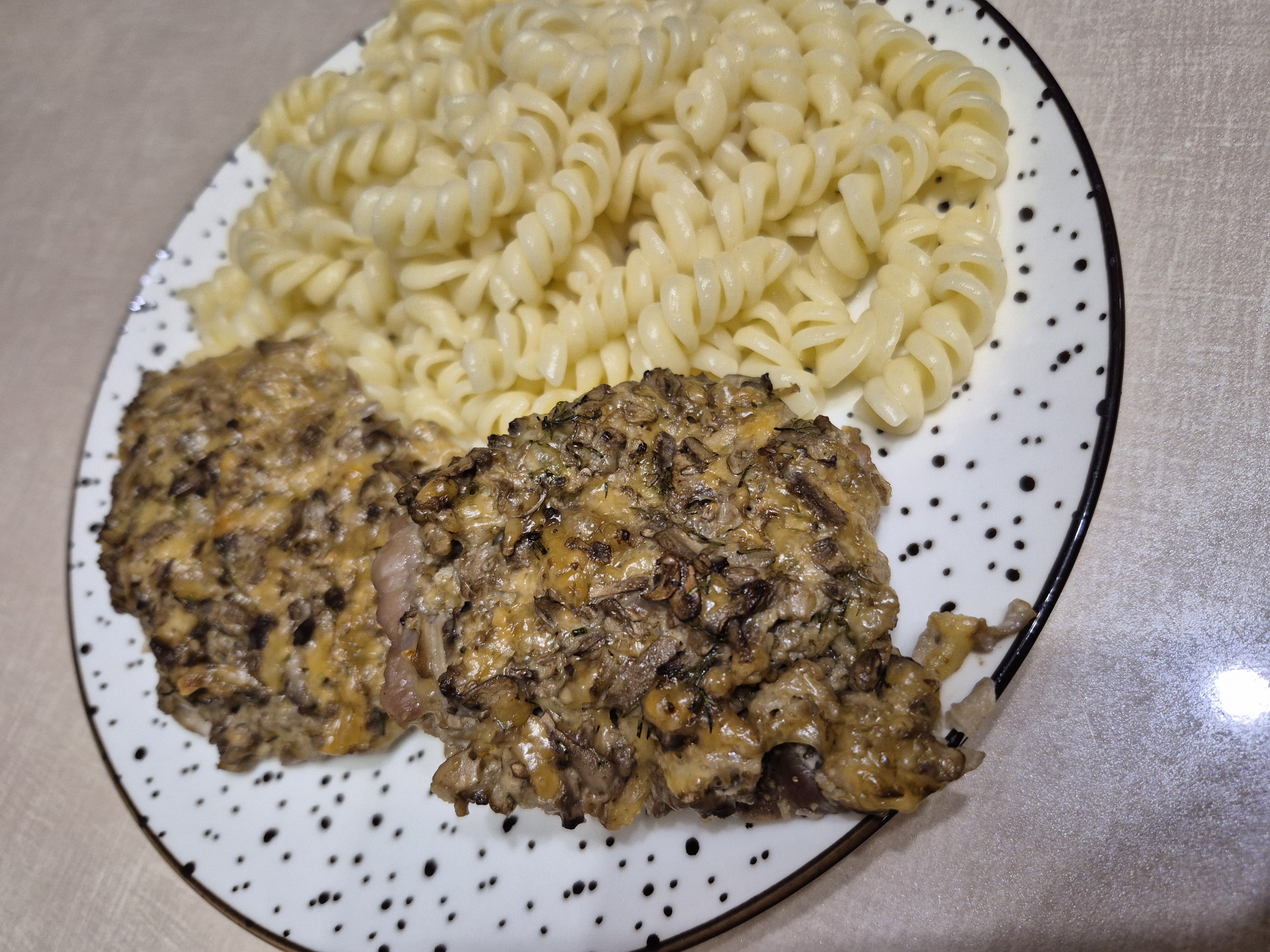 Мясо с грибами в духовке 