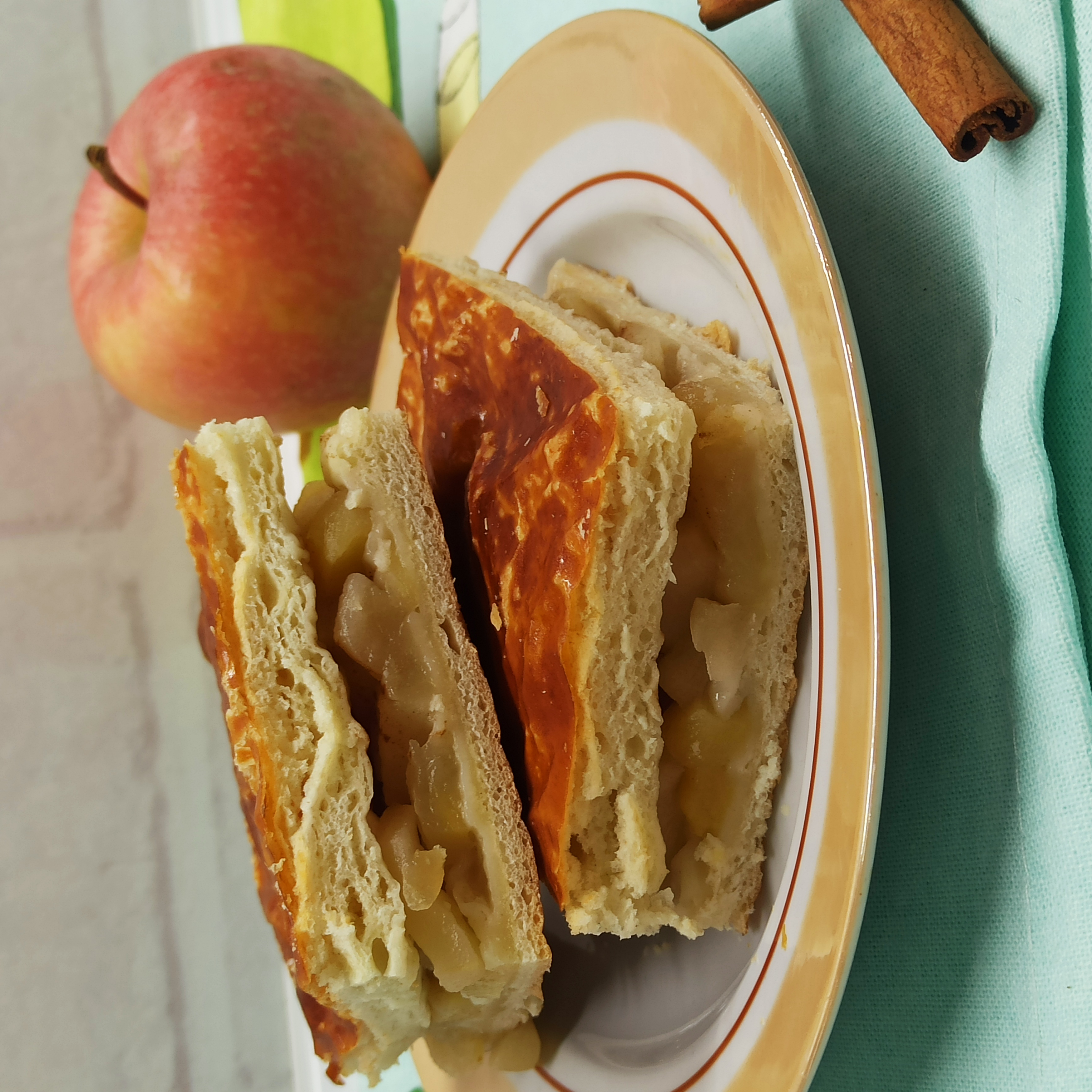 Пирог из слоёного теста с яблоками и корицей 