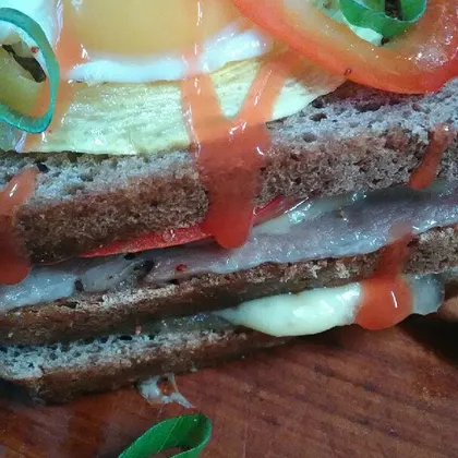 Многослойный бутерброд с беконом