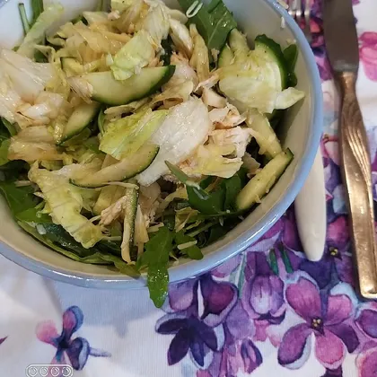 Салат с куриной грудкой и зеленью