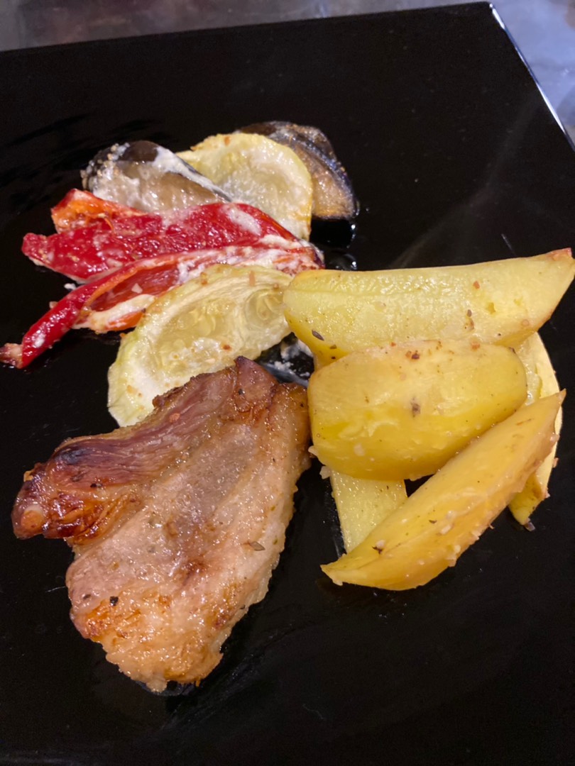 Рёбра свинины с овощами