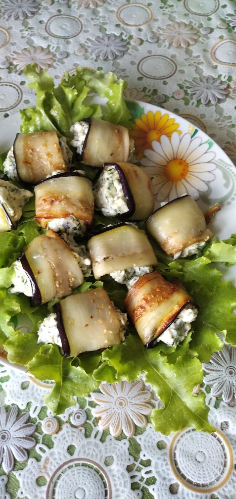 Рулетики из баклажанов с сыром и зеленью