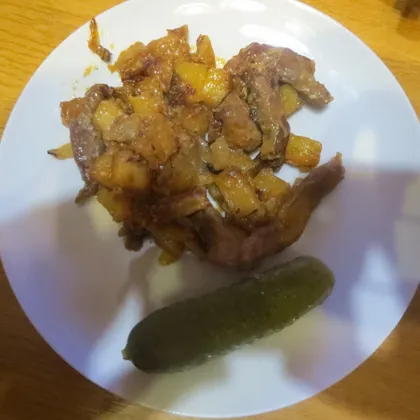 Картофель на сале с мясом в сметане и томате