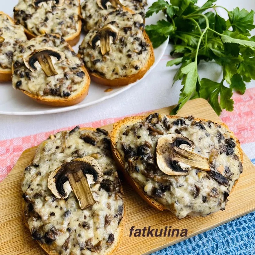 Горячие бутерброды с шампиньонами и сыром