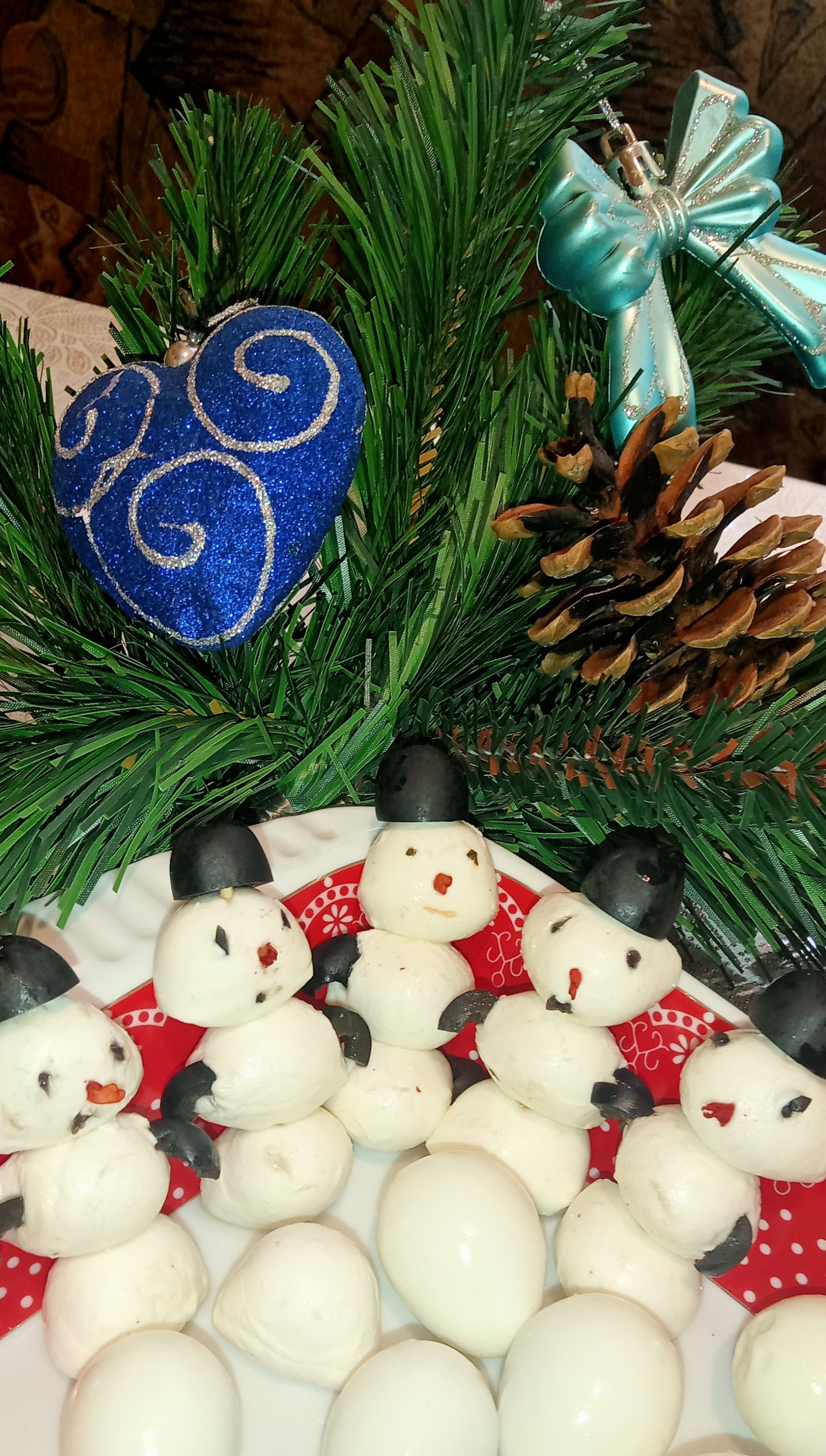 Снеговики из моцареллы и перепелиных яиц