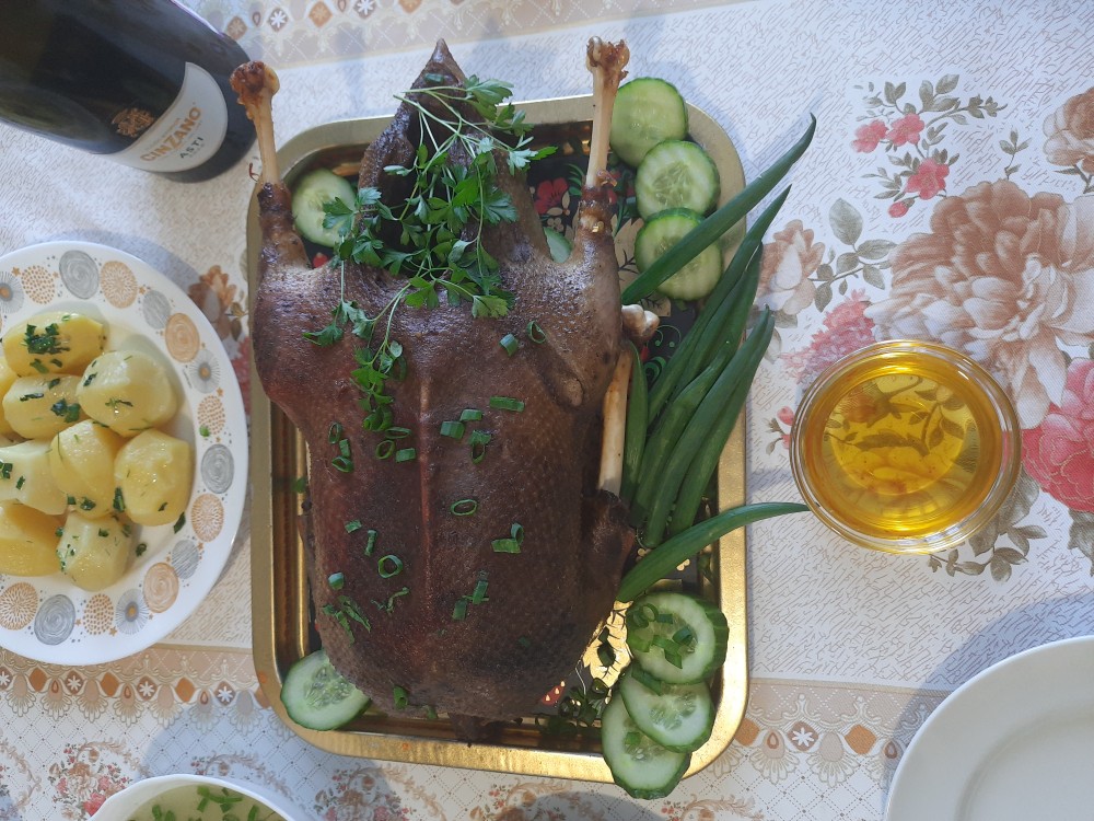 Дикий гусь, фаршированного яблоками в духовке