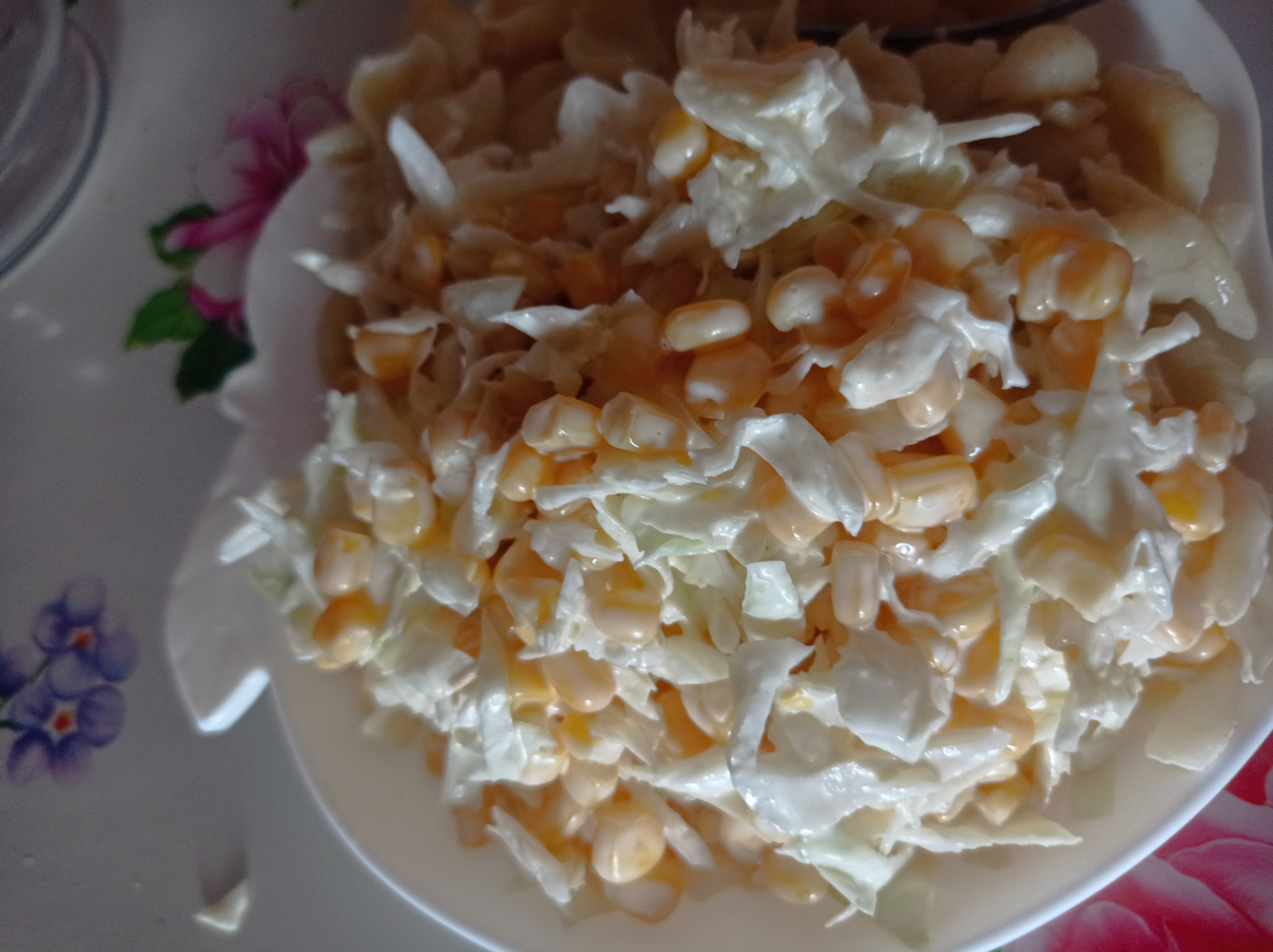 Салат из свежей капусты и кукурузы