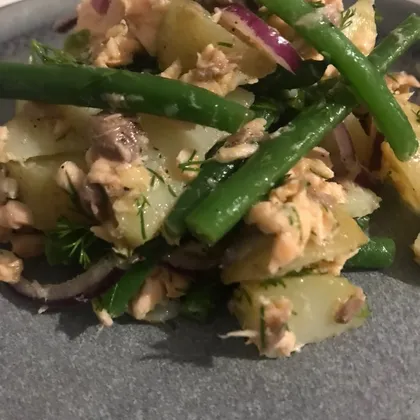 Салат из запеченного лосося с овощами
