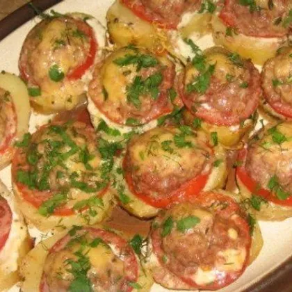 Картофель запеченный с мясом и помидорами