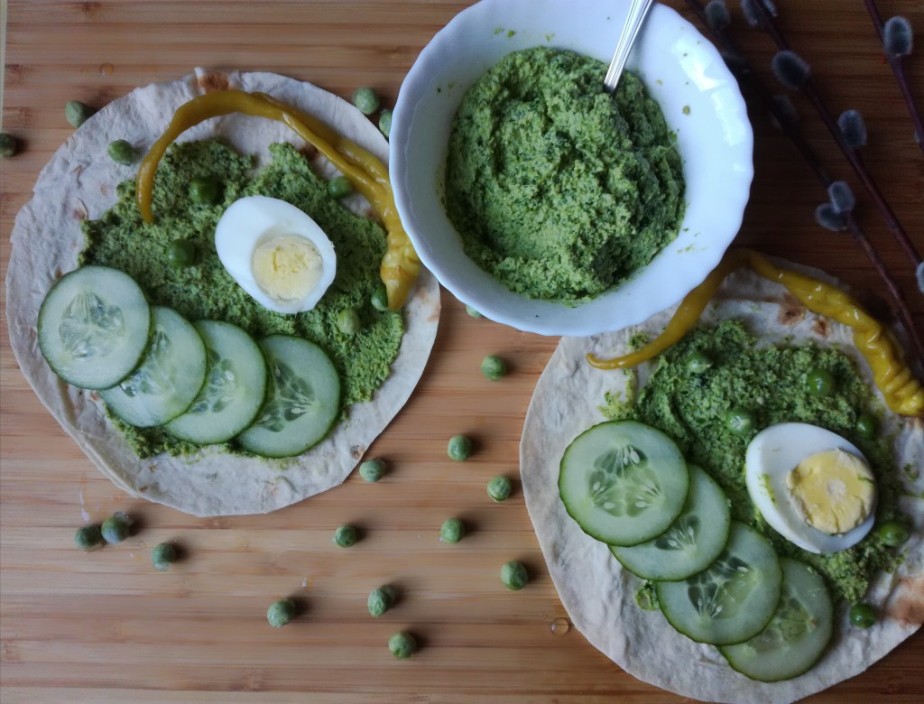 Паштет из зеленого горошка и шпината с рикоттой и пармезаном