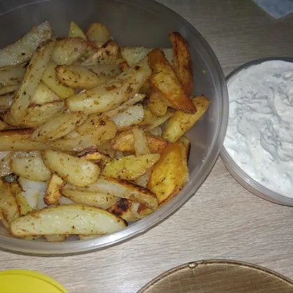 Запечённый картофель в духовке с соусом