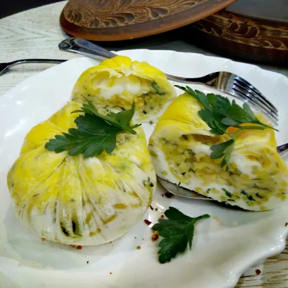 Мешочки из яйца с макаронами и зеленью