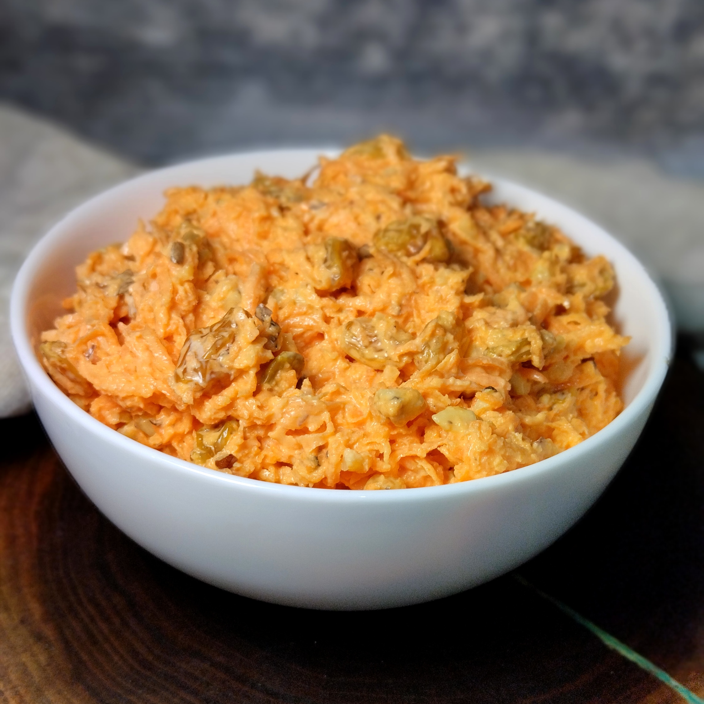 Салат морковный с изюмом и грецкими орехами