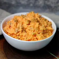 Салат морковный с изюмом и грецкими орехами