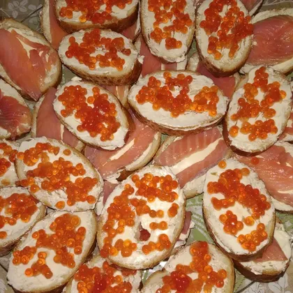 Бутерброды с красной икрой и красной рыбой