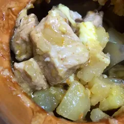 Мясо с картофелем и сыром в горшочках