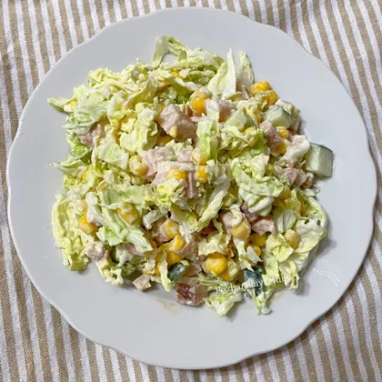 Классический салат Цезарь с пекинской капустой и курицей