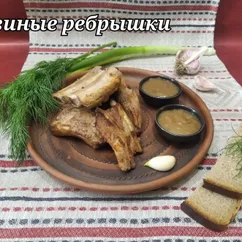 Нежные свиные ребрышки, томленые в квасе