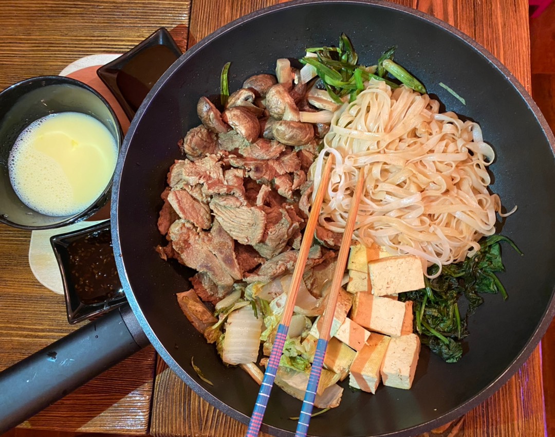 🇯🇵 Сукияки (すき焼き) сборное блюдо из тонких ломтиков говядины, овощей, грибов и зелени