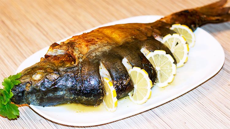 Очень праздничное блюдо - Карп, запеченный с овощами и грибами