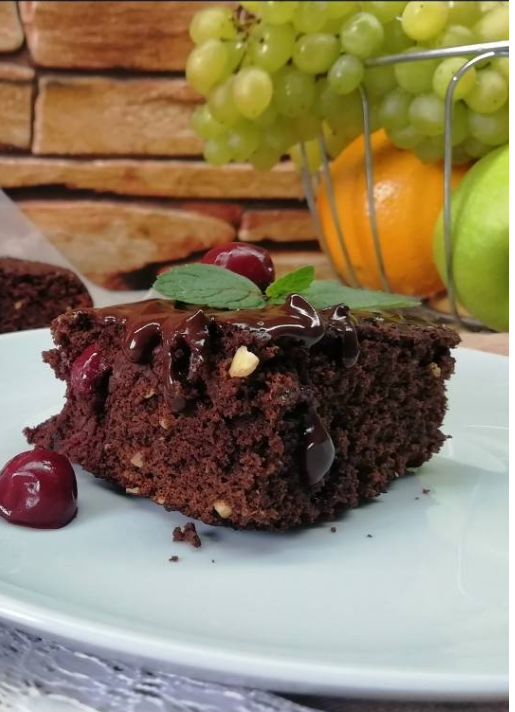 Брауни с вишней и орехами