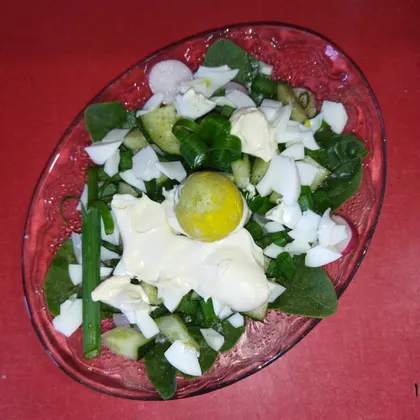 Салат 'Весенний' с яйцом и шпинатом