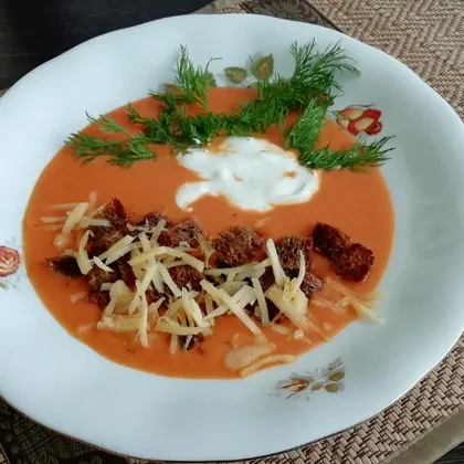 Томатный суп-крем с чесночными гренками и сыром