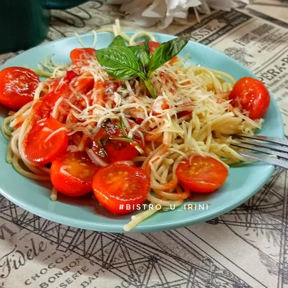 Итальянская паста с томатным соусом и базиликом
