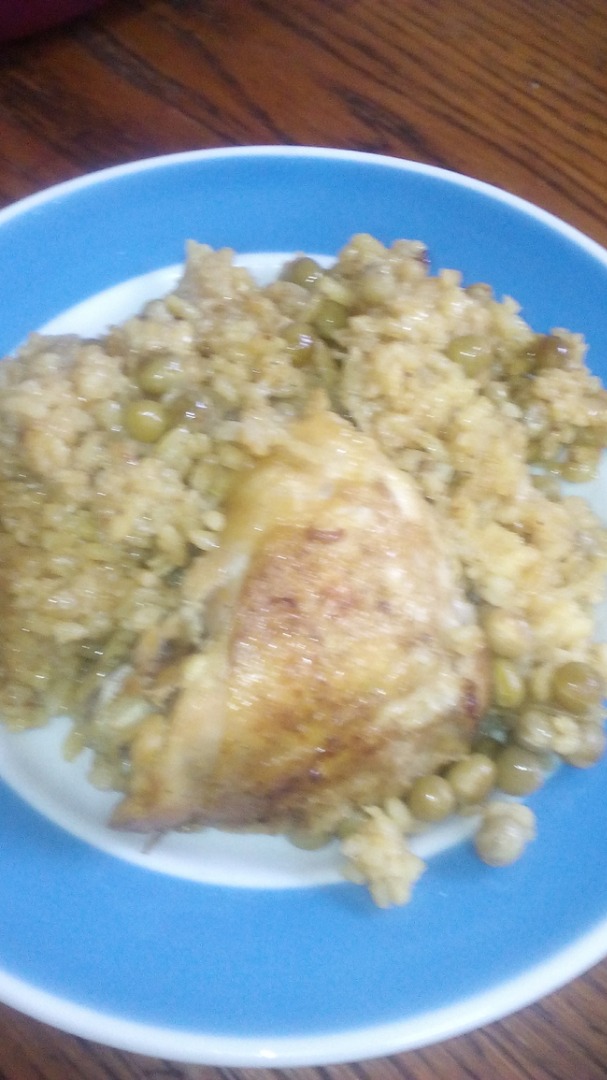 Курица карри с рисом и зелёным горошком