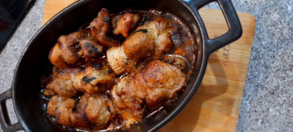 Мясные рулетики с чесночно-томатной начинкой на новогодний стол