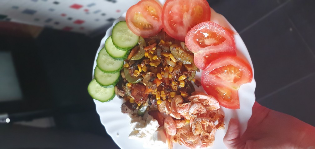 Креветки на гриле с овощами