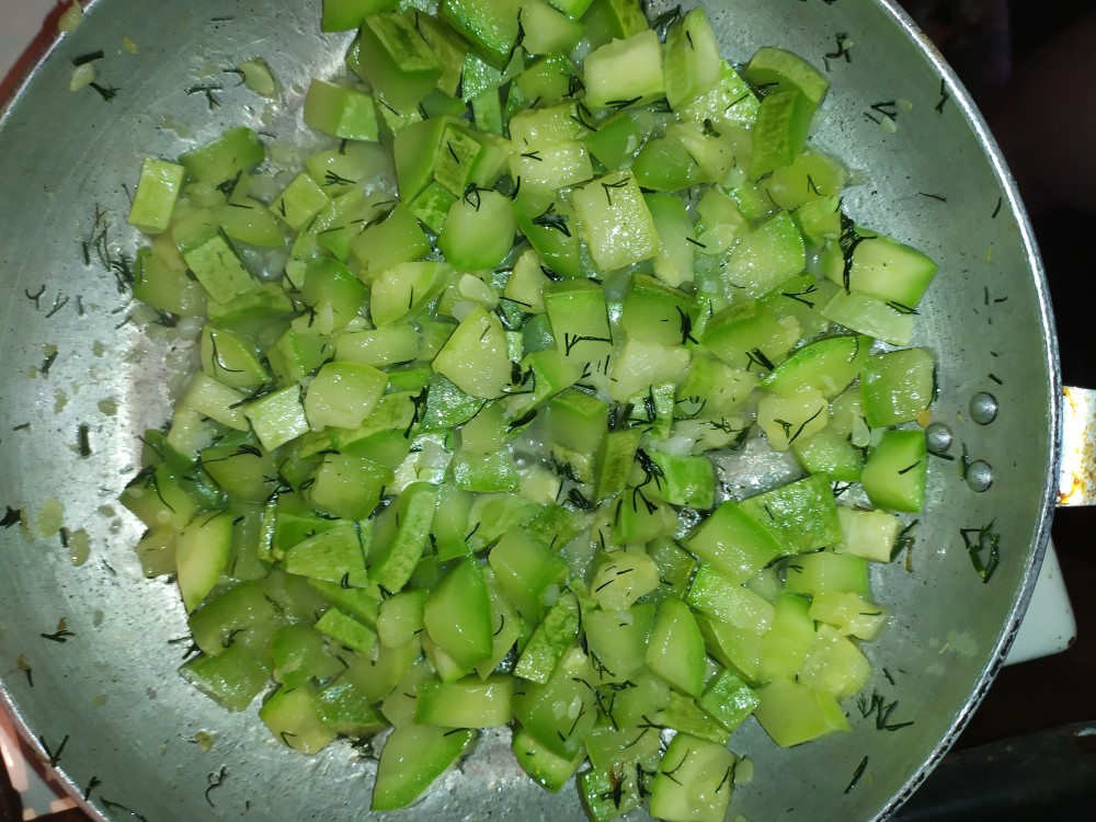 Молодой кабачок с укропом и чесноком