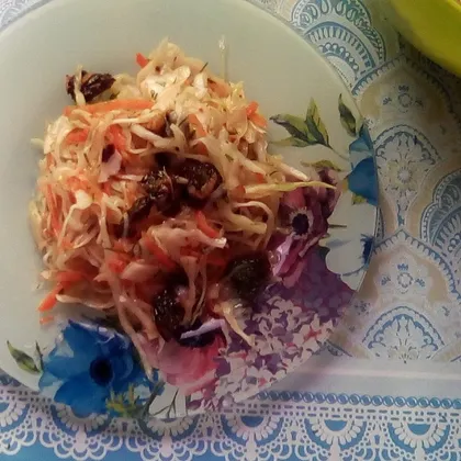 Постный салат из белокочанной капусты с черносливом