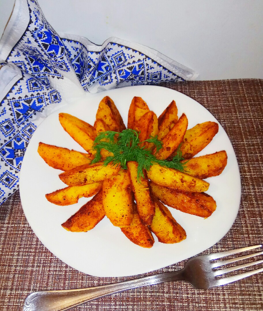 Картошка с папоротником на сковороде