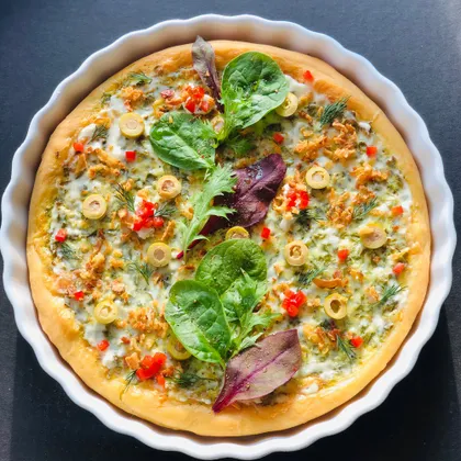 Пирог а-ля пицца с зелёным луком, яйцом, творожным сыром и шпинатом